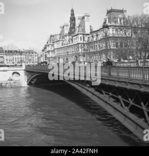 1950, historische, Pont notre-dame, Paris, Frankreich, mit dem Hotel de Ville in der Ferne. Die steinerne Brücke, die 1853 errichtet wurde, um die Ursache für eine Reihe von Unfällen, die auf dem Fluss Seine und damit die Durchfahrt der Schiffe zu erleichtern, wurde die Brücke wieder aufgebaut in der Metall- und im Jahre 1919 eröffnet. Stockfoto