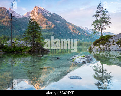 Das kristallklare Wasser am Hintersee in Bayern Deutschland Stockfoto