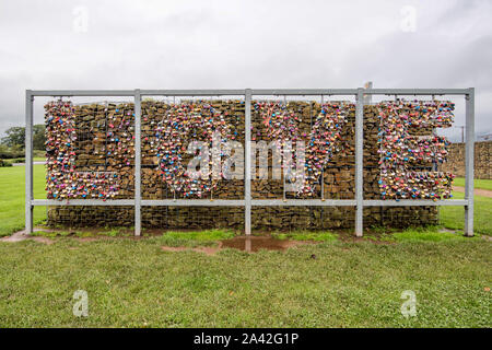 Lovelocks auf einer 6ft x 20 m großen Skulptur namens „The Wall of Love“ (Artfe), die sich hinter dem Hochzeitslokal des Gretna Green Blacksmith's Shop befindet. Stockfoto