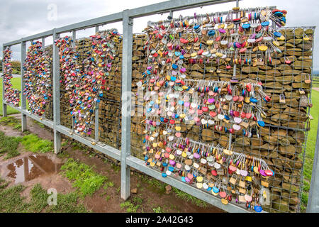 Lovelocks auf einer 6ft x 20 m großen Skulptur namens „The Wall of Love“ (Artfe), die sich hinter dem Hochzeitslokal des Gretna Green Blacksmith's Shop befindet. Stockfoto