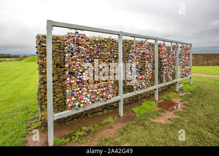 Lovelocks auf einer 6ft x 20 m großen Skulptur namens „The Wall of Love“ (Artfe), die sich hinter dem Hochzeitslokal des Gretna Green Blacksmith's Shop befindet. Stockfoto