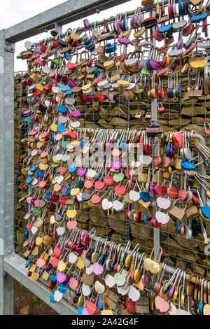 Lovelocks auf einer 6ft x 20 m großen Skulptur namens „The Wall of Love“ (Artfe), die sich hinter dem Hochzeitslokal des Gretna Green Blacksmith's Shop befindet. Stockfoto