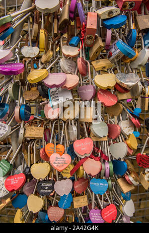 Lovelocks auf einer 6ft x 20 m großen Skulptur namens „The Wall of Love“ (Artfe), die sich hinter dem Hochzeitslokal des Gretna Green Blacksmith's Shop befindet. Stockfoto