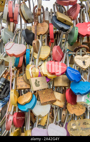 Lovelocks auf einer 6ft x 20 m großen Skulptur namens „The Wall of Love“ (Artfe), die sich hinter dem Hochzeitslokal des Gretna Green Blacksmith's Shop befindet. Stockfoto