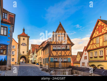 Klassische Ansicht der malerischen Plönlein (wenig Platz) in Rothenburg o.d. Tauber, Bayern, Deutschland, Europa, eines der beliebtesten Reiseziel