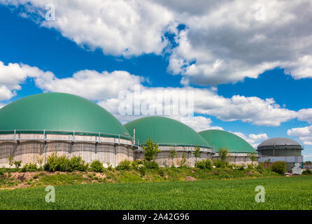 Anaerobic digesters oder Biogasanlage Biogas aus landwirtschaftlichen Abfällen in ländlichen Deutschland. Moderne Biokraftstoffindustrie Konzept Stockfoto