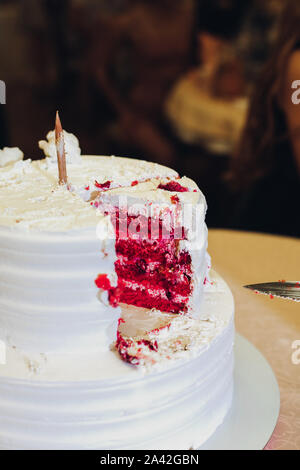 Close-up Lecker große appetitlich frischen Stück von geschichteten Keks-kuchen abgedeckt durch weiße Sahne Puderzucker. Schönen Dessert Lebensmittel für Bankett Eve steht für: Stockfoto