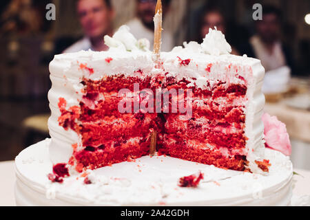 Close-up Lecker große appetitlich frischen Stück von geschichteten Keks-kuchen abgedeckt durch weiße Sahne Puderzucker. Schönen Dessert Lebensmittel für Bankett Eve steht für: Stockfoto