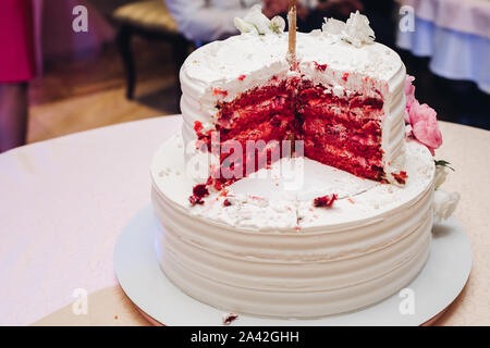 Close-up Lecker große appetitlich frischen Stück von geschichteten Keks-kuchen abgedeckt durch weiße Sahne Puderzucker. Schönen Dessert Lebensmittel für Bankett Eve steht für: Stockfoto