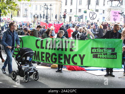 London, Großbritannien. 10 Okt, 2019. Die Demonstranten halten ein Banner während der Demonstration. Aussterben Rebellion Demonstranten protestieren am Trafalgar Square und Whitehall der 'Klima Notfall" mit Blick auf die Planeten zu markieren. Credit: SOPA Images Limited/Alamy leben Nachrichten Stockfoto