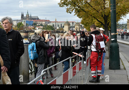 Tausende von Fans der Tschechischen Schlagersänger Karel Gott's Warten auf der Masaryk Damm in Prag, Tschechische Republik, 11. Oktober 2019. Die öffentliche Trauer Zeremonie zu Ehren des Verstorbenen tschechische Pop Musik star Karel Gott begann in den Zofin Palast auf einer Insel im Zentrum von Prag um 08:00 Uhr. Die Zofin Palace ist um 22:00 schließen. Allerdings ist die Öffnungszeiten Mai bis Mitternacht bei einem hohen Interesse verlängert werden. Gott, der auch im Ausland populär war, vor allem in Deutschland, starb zu Hause in seiner Villa in der Prager Villa Bertramka, am 1. Oktober im Alter von 80 Jahren. Die Regierung erklärte Samstag, 12 Oktober, eine nationale Stockfoto