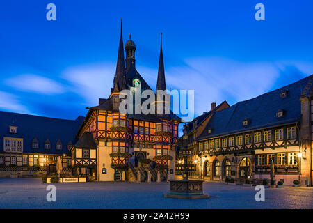 Das berühmte Rathaus in Wernigerode bei Sonnenaufgang. Wernigerode ist eine Stadt im Landkreis Harz, Sachsen-Anhalt, Deutschland. Wernigerode befindet sich southwe Stockfoto