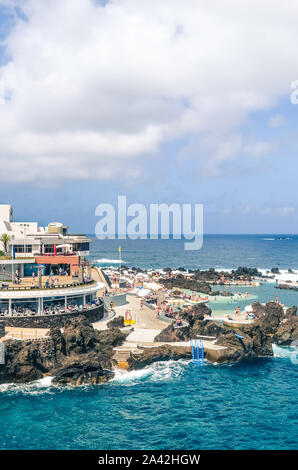 Porto Moniz, Madeira, Portugal - Sep 13, 2019: natürliche Schwimmbäder in den Atlantischen Ozean. Von Felsen aus dem offenen Meer umgeben. Beliebte Touristenattraktion der wunderschönen portugiesischen Insel. Stockfoto