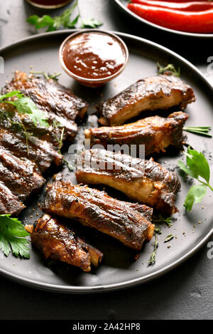 Barbecue Spare Ribs an der Platte. Lecker gegrilltes Fleisch. Stockfoto