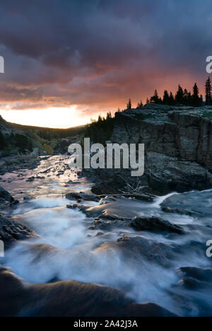 Swiftcurrent Lake River in Richtung Sonnenaufgang bei East Glacier, Montana fließt. Stockfoto