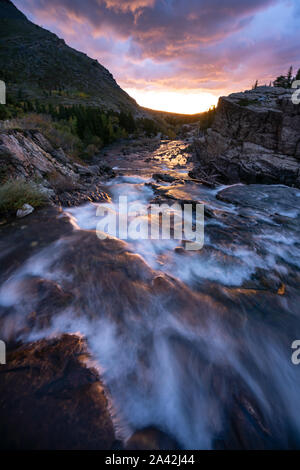 Der Fluss fließt in Richtung Sonnenaufgang am Swiftcurrent Lake, Montana. Stockfoto