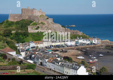 Malerische Küste mit Blick auf die historischen mittelalterlichen Mont Orgueil Castle und das malerische Dorf und den Hafen von Gorey. Jersey, Channel Islands. Stockfoto