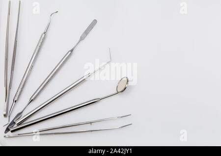 Zahnarzt Tools auf den weissen Tabelle Hintergrund. Zahnmedizinische Klinik. Stockfoto