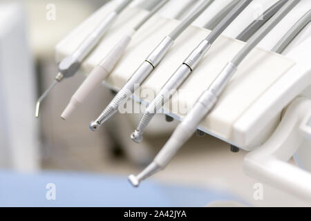 Ausrüstung und zahnärztliche Instrumente in der Zahnarztpraxis. Tools close-up. Zahnheilkunde Stockfoto
