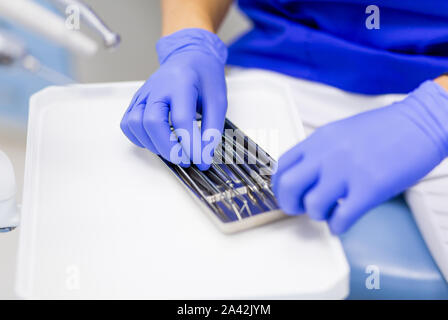 Zahnarzt tools. Arzt öffnet stiril Satz zahnmedizinische Werkzeuge in der zahnmedizinischen Klinik. Stockfoto