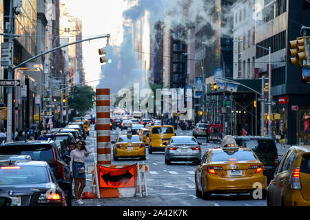 USA, New York City, Manhattan, belebten Straße mit Dampfrohr Stockfoto