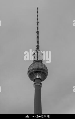 Ein schwarz-weißes Bild der Berliner Fernsehturm (Berlin). Stockfoto