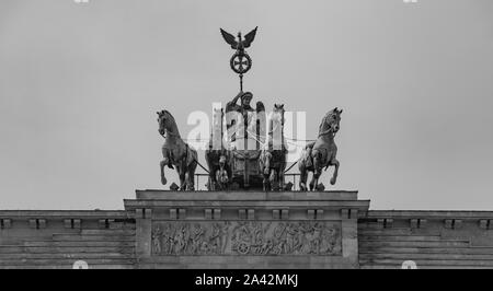 Ein schwarz-weißes Bild der Statue an der Spitze der Brandenburger Tor in Berlin. Stockfoto