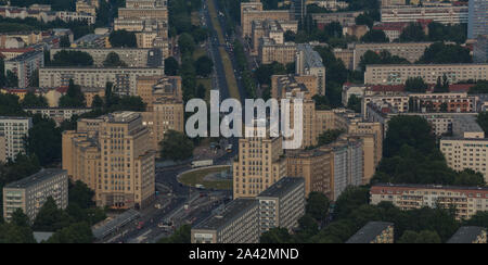 Ein Bild von der Karl-Marx-Allee, am Stadtrand von Berlin. Stockfoto