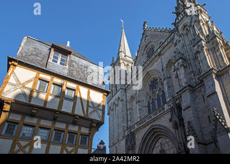 Vannes Dom/Cathédrale Saint-Pierre de Vannes und Fachwerkhaus in der Stadt Vannes, Morbihan, Bretagne, Frankreich Stockfoto