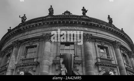 Ein schwarz-weißes Bild der Hauptfassade des Bode Museum in Berlin. Stockfoto