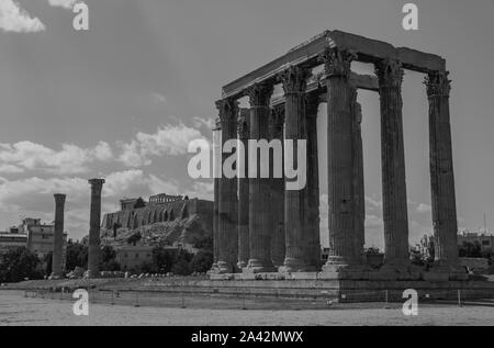 Ein schwarz-weißes Bild auf den Tempel des Olympischen Zeus mit Blick auf die Akropolis (Athen). Stockfoto