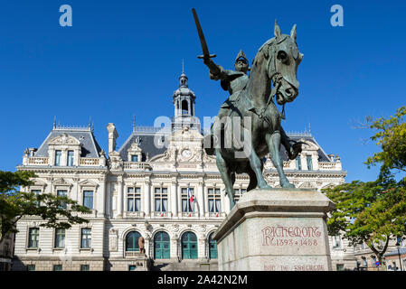 Hôtel de Ville/Rathaus und die Statue von Arthur III., Herzog von Bretagne/Arthur de Richemont in der Stadt Vannes, Morbihan, Bretagne, Frankreich Stockfoto