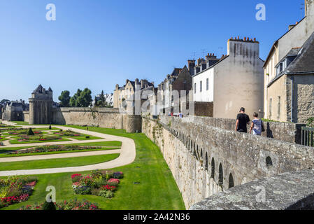 Garten der Hermine schloss/Jardin du Château de l'Hermine und Touristen zu Fuß auf der Stadtmauer der Stadt Vannes, Morbihan, Bretagne, Frankreich Stockfoto