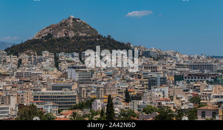 Ein Bild der Lycabettus Hügel, wie sie von der Oberseite des Acropolis Museum (Athen). Stockfoto