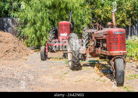 Zwei alten roten Traktoren in Los Olivos, Kalifornien geparkt. Stockfoto