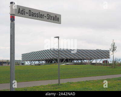 Herzogenaurach, Deutschland - 19 August 2019: Street Sign und Gebäude namens Arena, das neue 2019 eröffnet Hauptsitz des globalen Sport der Marke adidas in Th Stockfoto