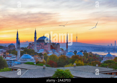 Hagia Sophia und die asiatische Seite von Istanbul im Hintergrund, Blick auf den Sonnenuntergang Stockfoto