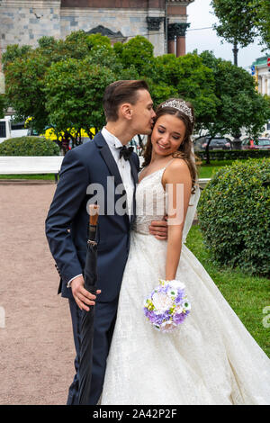Ein Hochzeitspaar für Bilder in St. Petersburg, Russland darstellen. Stockfoto