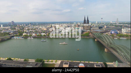 KOELN, Deutschland - ca. August 2019: Luftaufnahme der Stadt gesehen vom Rhein (Rhein). Von Links nach Rechts, der Altstadt (Altstadt), Rathaus (Stadt Links Stockfoto