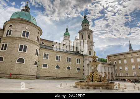 Blick auf den Salzburger Dom und Residenz Brunnen auf dem Residenzplatz in Salzburg, Österreich Stockfoto