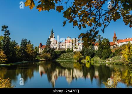 Prag, tschechische Republik - 7. Oktober 2019: Szenische Ansicht der berühmten romantischen Schloss über einen See mit seinem Spiegelbild im Wasser. Es steht auf einem Hügel. Stockfoto