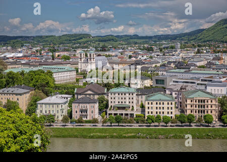 Schöne Aussicht auf die Altstadt und die Salzach und den Garten im Schlosspark Schloss Mirabell in Salzburg mit Barockmuseum und Kirche St. Andrä, Österreich Stockfoto