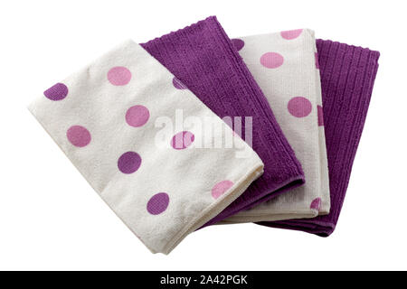 Satz von Mikrofaser Staubtücher in Lila und Weiß mit Polka Dots. Tücher sind auf einem weißen Hintergrund. Stockfoto