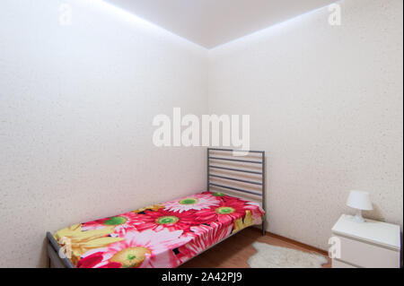 Russland, Moskau - 16. Mai 2019: Zimmer Wohnung. standard Reparatur Dekoration in Hostel Stockfoto