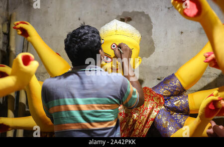 Lokaler Künstler, der für das Festival Durga Puja an Goddess Durga Idol in der Kumartuli Kolkata arbeitet Stockfoto