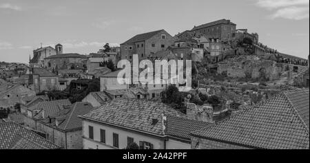 Ein schwarz-weißes Bild auf die Dächer der Altstadt von Dubrovnik entfernt. Stockfoto