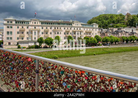 Salzburg, Österreich - 15. Mai 2017: makartsteg Brücke über die Salzach in Salzburg. Blick vom Makartsteg zum Hotel Sacher in Salzburg. Stockfoto