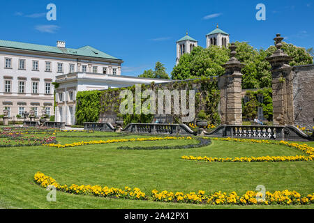 Salzburg, Österreich - 12. Mai 2017: Schöner Garten im Schlosspark Schloss Mirabell in Salzburg mit Barockmuseum und Kirche St. Andrä, Österreich Stockfoto