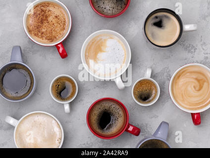Verschiedene Kaffee in verschiedenen Cups auf der konkreten grauer Hintergrund Stockfoto