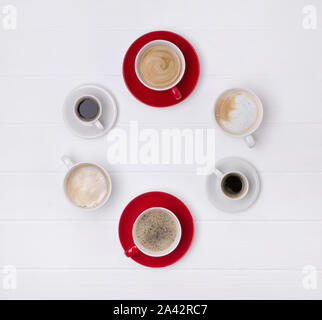 Verschiedene Kaffee in verschiedenen Bechern auf weißem Holz- Hintergrund Stockfoto